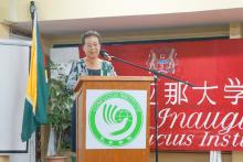 大连外国语大学校长孙玉华在揭牌仪式上致辞