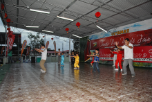 孔子学院在庙会上表演太极拳