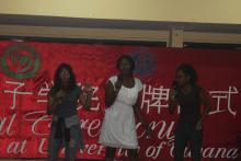 孔院学生在揭牌仪式上表演三人小合唱