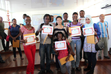 学员们领取学时证明和成绩单1