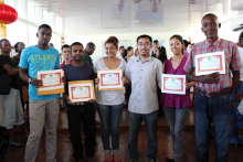 学员们领取学时证明和成绩单5