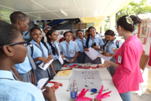 志愿者向大家介绍孔子学院