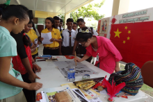 志愿者在开放日中展示中华书法