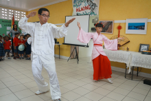 志愿者教师彭哲在活动中和学生共同展示太极拳