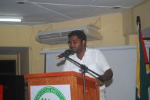 揭牌仪式上孔院学生水宝翔朗诵中文诗