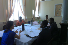 马涛老师与图书馆方面洽谈