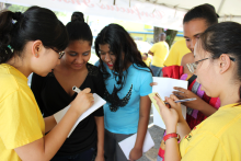 志愿者教师为参与者起中文名