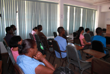 观看电影的学生们