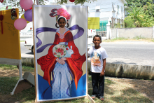 与纸板人合影-3